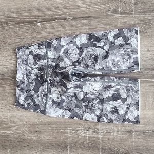 NEW! OFFLINE by aerie Goals High Rise Bike Shorts Monochrome Floral Rose Print